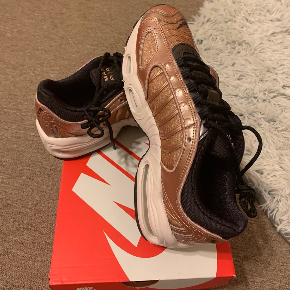 Nike Air Max Tailwind IV (4) Rose Gold NWT
